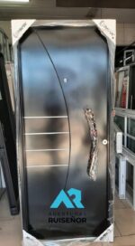 puerta inyectada pintura acrílica con barral curvo y apliques